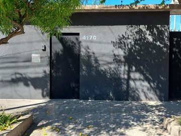 VENTA HERMOSA CASA 3 AMBS CON JARDIN Y COCHERAS