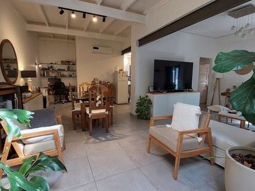 VENTA HERMOSA CASA 3 AMBS CON JARDIN Y COCHERAS