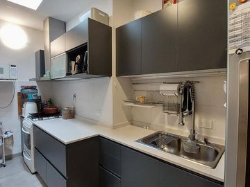 VENTA HERMOSA CASA 3 AMBS CON JARDIN Y COCHERAS