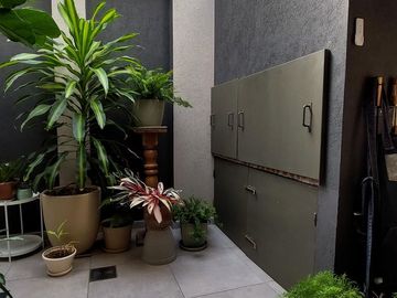 VENTA HERMOSA CASA 3 AMBS CON JARDIN Y COCHERAS