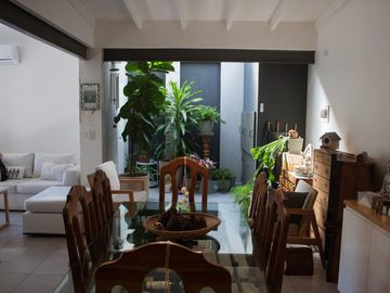 VENTA HERMOSA CASA 3 AMBS CON JARDIN Y COCHERAS