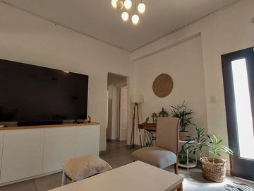 VENTA HERMOSA CASA 3 AMBS CON JARDIN Y COCHERAS