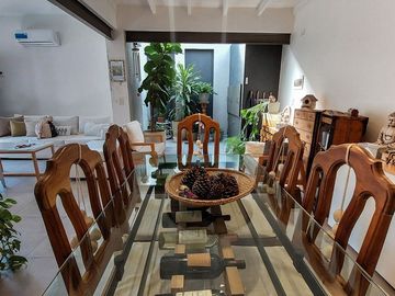VENTA HERMOSA CASA 3 AMBS CON JARDIN Y COCHERAS