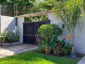 VENTA HERMOSA CASA 3 AMBS CON JARDIN Y COCHERAS