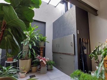 VENTA HERMOSA CASA 3 AMBS CON JARDIN Y COCHERAS