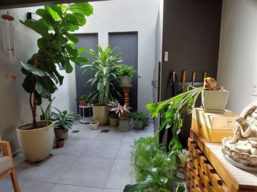 VENTA HERMOSA CASA 3 AMBS CON JARDIN Y COCHERAS