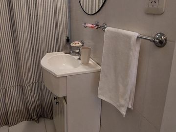 VENTA HERMOSA CASA 3 AMBS CON JARDIN Y COCHERAS