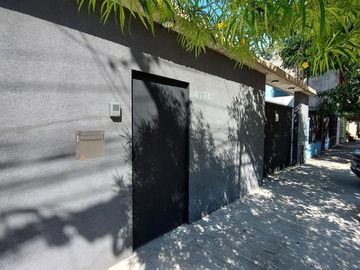 VENTA HERMOSA CASA 3 AMBS CON JARDIN Y COCHERAS