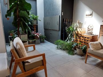 VENTA HERMOSA CASA 3 AMBS CON JARDIN Y COCHERAS