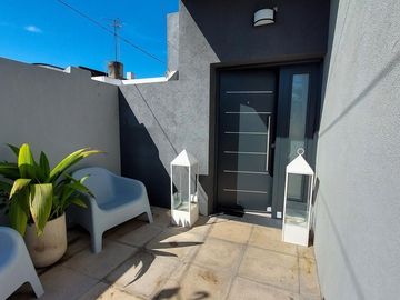 VENTA HERMOSA CASA 3 AMBS CON JARDIN Y COCHERAS