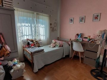 VENTA HERMOSA CASA 3 AMBS CON JARDIN Y COCHERAS