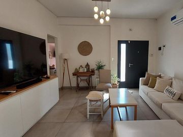 VENTA HERMOSA CASA 3 AMBS CON JARDIN Y COCHERAS