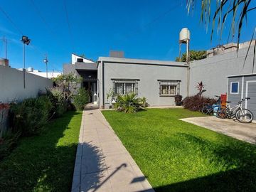 VENTA HERMOSA CASA 3 AMBS CON JARDIN Y COCHERAS