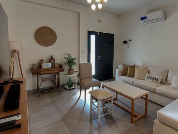 VENTA HERMOSA CASA 3 AMBS CON JARDIN Y COCHERAS