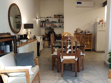 VENTA HERMOSA CASA 3 AMBS CON JARDIN Y COCHERAS