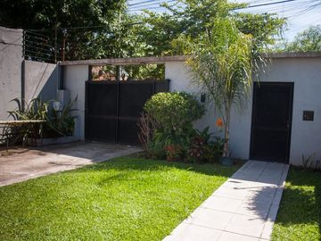 VENTA HERMOSA CASA 3 AMBS CON JARDIN Y COCHERAS