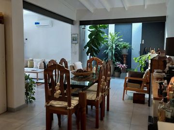 VENTA HERMOSA CASA 3 AMBS CON JARDIN Y COCHERAS