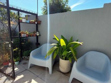 VENTA HERMOSA CASA 3 AMBS CON JARDIN Y COCHERAS
