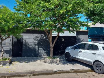 VENTA HERMOSA CASA 3 AMBS CON JARDIN Y COCHERAS