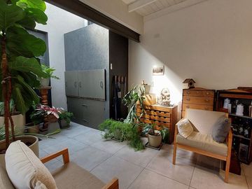 VENTA HERMOSA CASA 3 AMBS CON JARDIN Y COCHERAS