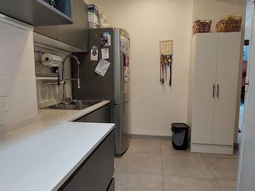 VENTA HERMOSA CASA 3 AMBS CON JARDIN Y COCHERAS
