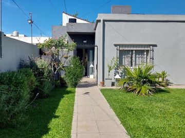 VENTA HERMOSA CASA 3 AMBS CON JARDIN Y COCHERAS