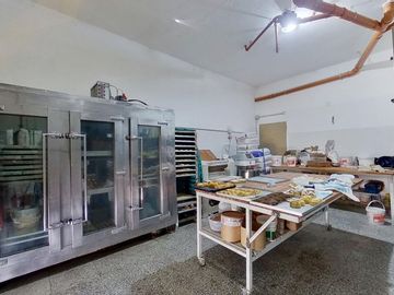 VENTA SALÓN/DEPO EN HURLINGHAM IDEAL PANIFICADORA