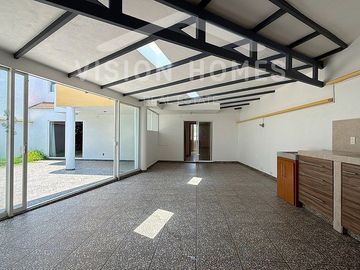 Casa en venta con amplios espacios y excelente distribución