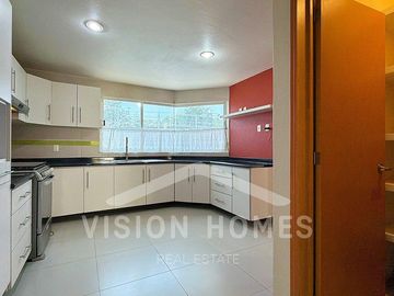 Casa en venta con amplios espacios y excelente distribución