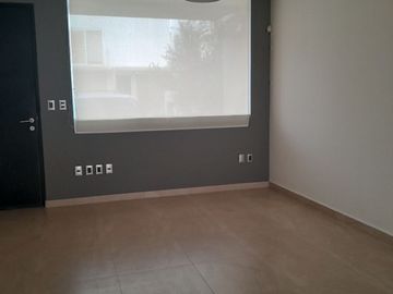 Casa en Renta, La Condesa Juriquilla, 4 Recs., 4 estacionamientos. Vigilancia.