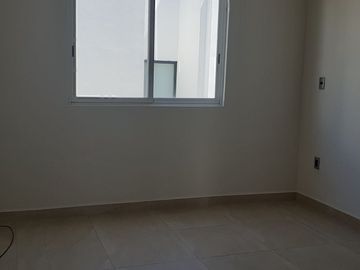 Casa en Renta, La Condesa Juriquilla, 4 Recs., 4 estacionamientos. Vigilancia.
