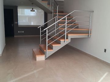 Casa en Renta, La Condesa Juriquilla, 4 Recs., 4 estacionamientos. Vigilancia.