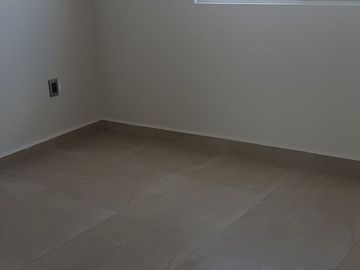 Casa en Renta, La Condesa Juriquilla, 4 Recs., 4 estacionamientos. Vigilancia.
