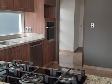 Casa en Renta, La Condesa Juriquilla, 4 Recs., 4 estacionamientos. Vigilancia.