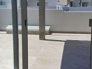 Casa en Renta, La Condesa Juriquilla, 4 Recs., 4 estacionamientos. Vigilancia.