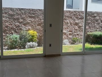 Casa en Renta, La Condesa Juriquilla, 4 Recs., 4 estacionamientos. Vigilancia.