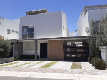 Casa en Renta, La Condesa Juriquilla, 4 Recs., 4 estacionamientos. Vigilancia.