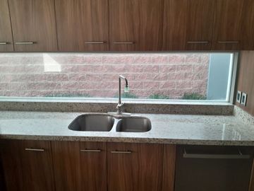 Casa en Renta, La Condesa Juriquilla, 4 Recs., 4 estacionamientos. Vigilancia.