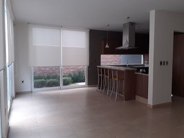 Casa en Renta, La Condesa Juriquilla, 4 Recs., 4 estacionamientos. Vigilancia.