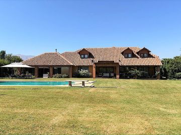 En venta exclusiva casa estilo chileno en Condominio Los Placeres – Rinconada de Los Andes. 11.400 UF.