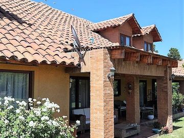 En venta exclusiva casa estilo chileno en Condominio Los Placeres – Rinconada de Los Andes. 11.400 UF.