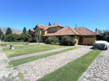 En venta exclusiva casa estilo chileno en Condominio Los Placeres – Rinconada de Los Andes. 11.400 UF.