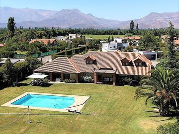 En venta exclusiva casa estilo chileno en Condominio Los Placeres – Rinconada de Los Andes. 11.400 UF.