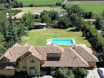 En venta exclusiva casa estilo chileno en Condominio Los Placeres – Rinconada de Los Andes. 11.400 UF.