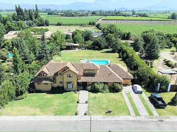 En venta exclusiva casa estilo chileno en Condominio Los Placeres – Rinconada de Los Andes. 11.400 UF.