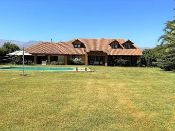 En venta exclusiva casa estilo chileno en Condominio Los Placeres – Rinconada de Los Andes. 11.400 UF.