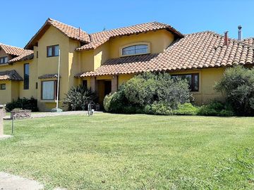 En venta exclusiva casa estilo chileno en Condominio Los Placeres – Rinconada de Los Andes. 11.400 UF.