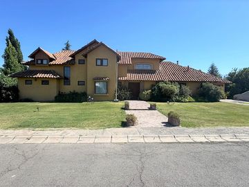 En venta exclusiva casa estilo chileno en Condominio Los Placeres – Rinconada de Los Andes. 11.400 UF.