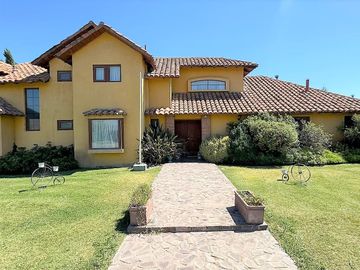 En venta exclusiva casa estilo chileno en Condominio Los Placeres – Rinconada de Los Andes. 11.400 UF.