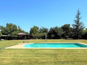 En venta exclusiva casa estilo chileno en Condominio Los Placeres – Rinconada de Los Andes. 11.400 UF.